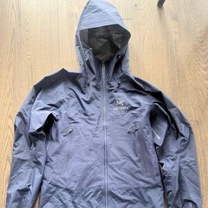 Arc'Teryx Beta SL Hybrid Men's Jacket - Size M - Black Sapphire